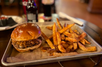 McHale’s Pub signature dishes McHale's Burger
Guinness Mac & Cheese
Fried Fish Sandwich